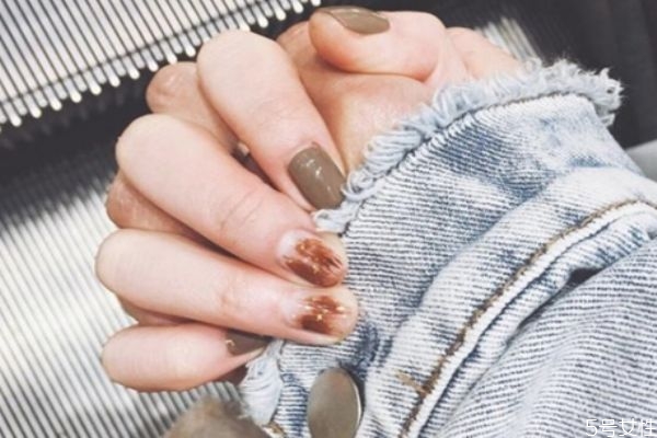 冬天做指甲做什么顏色好看 冬天做美甲注意事項(xiàng) 冬天做指甲做什么顏色好看 冬天做美甲注意事項(xiàng)