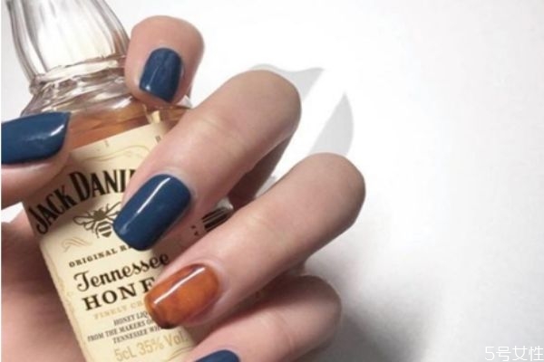 冬天做指甲做什么顏色好看 冬天做美甲注意事項(xiàng) 冬天做指甲做什么顏色好看 冬天做美甲注意事項(xiàng)