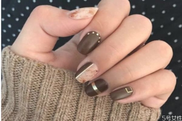 冬天做指甲做什么顏色好看 冬天做美甲注意事項(xiàng) 冬天做指甲做什么顏色好看 冬天做美甲注意事項(xiàng)
