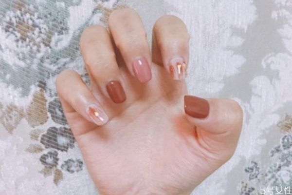 冬天做指甲做什么顏色好看 冬天做美甲注意事項(xiàng) 冬天做指甲做什么顏色好看 冬天做美甲注意事項(xiàng)