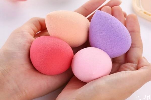 硅膠粉撲和美妝蛋哪個好用 硅膠粉撲和氣墊粉撲對比 硅膠粉撲和美妝蛋哪個好用 硅膠粉撲和氣墊粉撲對比