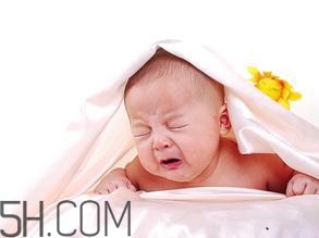新生兒吐奶情況什么時候會沒有？寶寶吐奶了怎么辦？