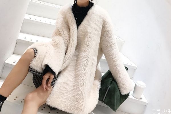 什么是羊羔毛 羊羔毛和羊毛有什么區(qū)別 什么是羊羔毛 羊羔毛和羊毛有什么區(qū)別