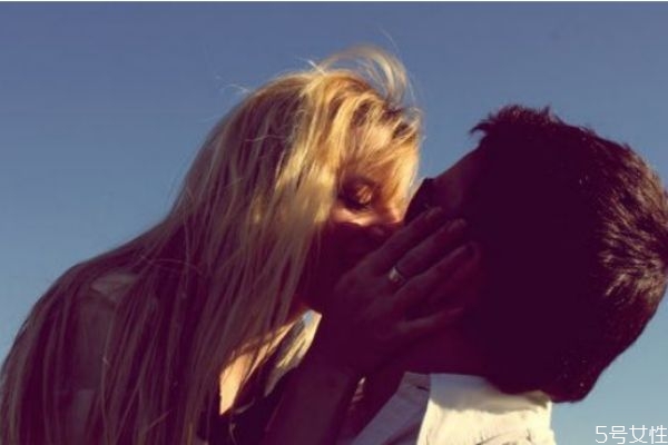 接吻時(shí)怎么看出男人是否愛你 接吻怎么看出誰(shuí)更愛對(duì)方 接吻時(shí)怎么看出男人是否愛你 接吻怎么看出誰(shuí)更愛對(duì)方