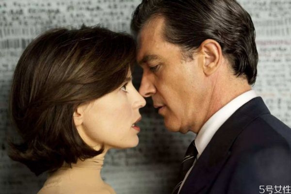 接吻時(shí)怎么看出男人是否愛你 接吻怎么看出誰(shuí)更愛對(duì)方 接吻時(shí)怎么看出男人是否愛你 接吻怎么看出誰(shuí)更愛對(duì)方