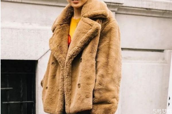 羊羔毛外套穿著顯胖嗎 羊羔毛外套怎樣搭配顯瘦 羊羔毛外套穿著顯胖嗎 羊羔毛外套怎樣搭配顯瘦