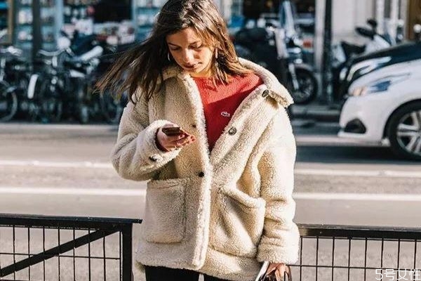 羊羔毛外套穿著顯胖嗎 羊羔毛外套怎樣搭配顯瘦 羊羔毛外套穿著顯胖嗎 羊羔毛外套怎樣搭配顯瘦