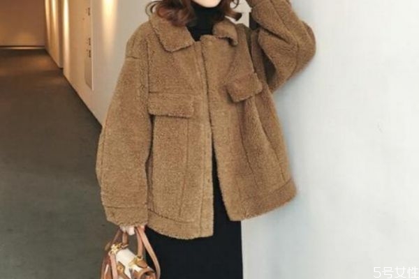 羊羔毛和羊毛哪個更暖 羊羔毛會起球嗎 羊羔毛和羊毛哪個更暖 羊羔毛會起球嗎