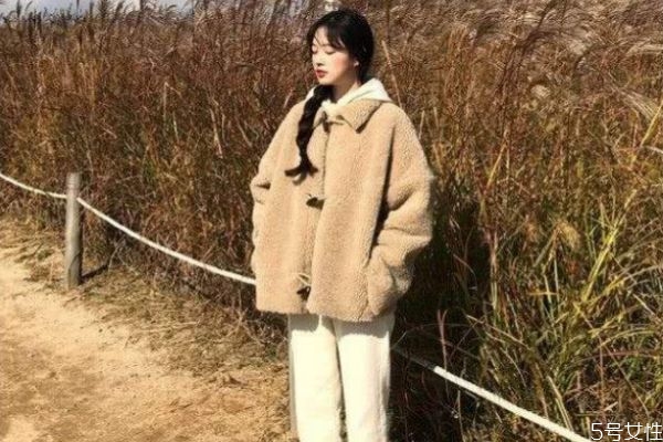 羊羔毛和羊毛哪個更暖 羊羔毛會起球嗎 羊羔毛和羊毛哪個更暖 羊羔毛會起球嗎