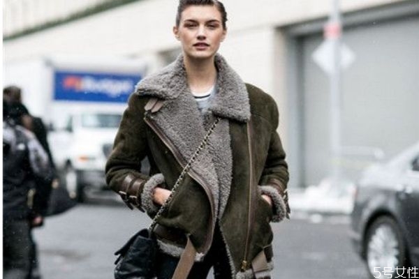 羊羔毛外套配什么褲子好看 羊羔毛外套搭配禁忌 羊羔毛外套配什么褲子好看 羊羔毛外套搭配禁忌