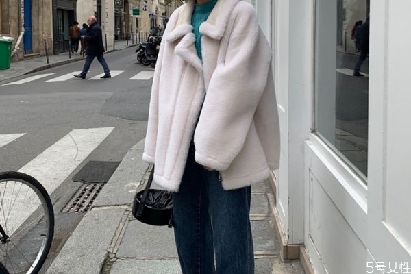 羊羔毛外套適合胖mm嗎 胖人穿什么羊毛羔外套顯瘦 羊羔毛外套適合胖mm嗎 胖人穿什么羊毛羔外套顯瘦