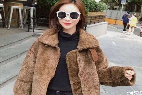 羊羔毛起靜電嗎 羊羔毛面料的特點(diǎn) 羊羔毛起靜電嗎 羊羔毛面料的特點(diǎn)