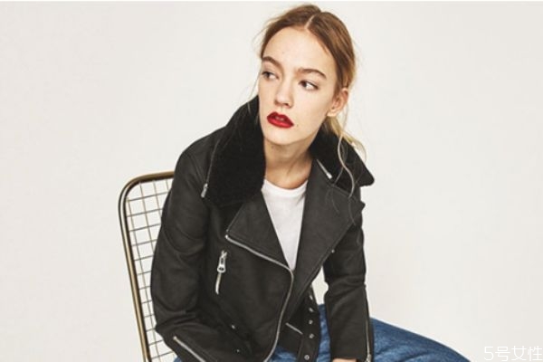 羊羔毛結(jié)塊了怎么辦 羊羔毛外套掉毛嚴(yán)重怎么辦 羊羔毛結(jié)塊了怎么辦 羊羔毛外套掉毛嚴(yán)重怎么辦