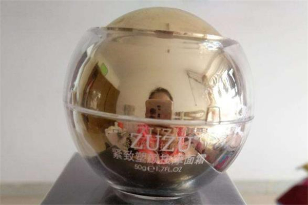zuzu瘦臉?biāo)煞?zuzu瘦臉?biāo)懈弊饔脝?>
<strong>zuzu瘦臉?biāo)煞?zuzu瘦臉?biāo)懈弊饔脝?/strong>
</a>
<p>zuzu瘦臉?biāo)嘈挪簧偃硕悸犝f過，尤其是有瘦臉需求的朋友們，應(yīng)該都挺好奇的，但畢竟是用在臉上的東西，肯定不能隨便，下面一起來了解下zuzu瘦臉?biāo)某煞职伞?/p>
</li>
<li>
<a href=