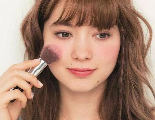 圓臉怎樣畫(huà)腮紅顯臉小 圓臉畫(huà)什么顏色的腮紅可愛(ài)