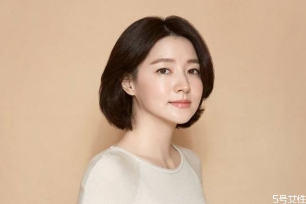 臉上長痘痘可以化妝嗎 經(jīng)?；瘖y長痘痘怎么辦