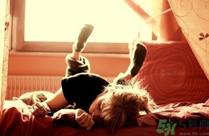 冬天睡覺穿秋衣秋褲好嗎？冬天睡覺是裸睡好還是穿秋衣好？