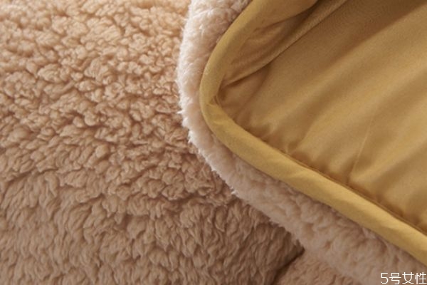 羊羔絨的衣服可以機洗嗎 羊羔絨穿黑了怎么清洗 羊羔絨的衣服可以機洗嗎 羊羔絨穿黑了怎么清洗