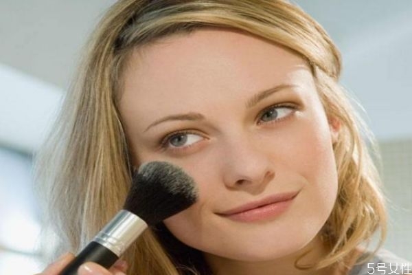 粉底液用刷子和用海綿有何區(qū)別 底妝用刷子還是海綿 粉底液用刷子和用海綿有何區(qū)別 底妝用刷子還是海綿