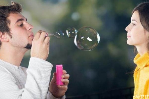 男朋友愛撒嬌說明什么 有個會撒嬌的男友是種什么體驗(yàn)