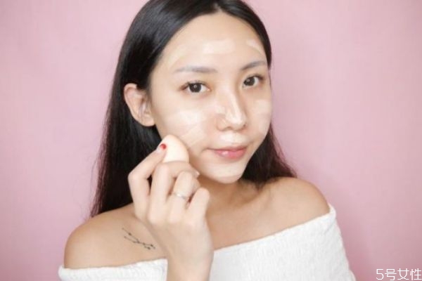粉底液用刷子和用海綿有何區(qū)別 底妝用刷子還是海綿 粉底液用刷子和用海綿有何區(qū)別 底妝用刷子還是海綿