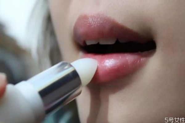 嘴唇顏色暗怎樣改善 嘴唇黑怎樣變回紅潤(rùn) 嘴唇顏色暗怎樣改善 嘴唇黑怎樣變回紅潤(rùn)
