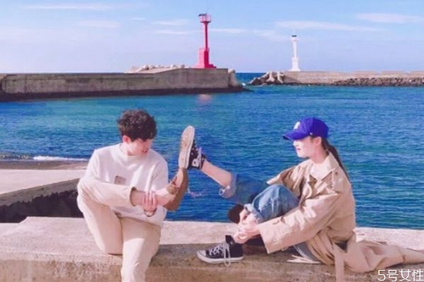 他愛你和玩你的表現(xiàn) 如何區(qū)分男人愛你還是玩你的 他愛你和玩你的表現(xiàn) 如何區(qū)分男人愛你還是玩你的