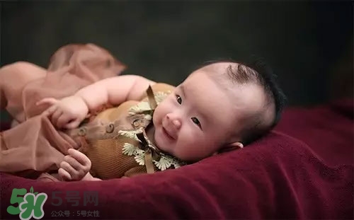 寶寶睡覺搖頭怎么回事？寶寶睡覺搖頭是缺鈣嗎？