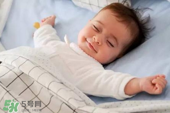 寶寶睡覺為什么會笑？寶寶睡覺笑出聲是做夢了嗎？
