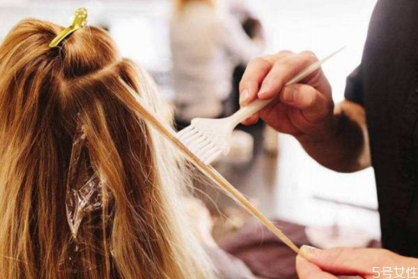 拉頭發(fā)和染頭發(fā)可以一起做嗎 頭發(fā)拉直后多久染色好 拉頭發(fā)和染頭發(fā)可以一起做嗎 頭發(fā)拉直后多久染色好