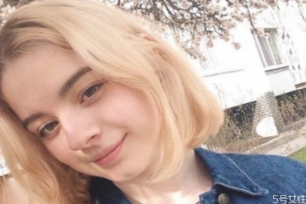 淺金亞麻色適合什么膚色 淺金亞麻色掉色后是什么顏色 淺金亞麻色適合什么膚色 淺金亞麻色掉色后是什么顏色