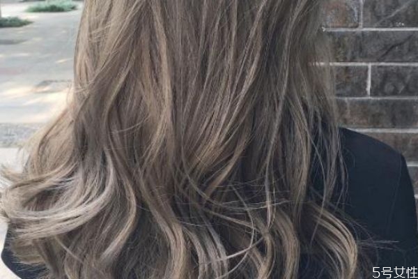 淺金亞麻色適合什么膚色 淺金亞麻色掉色后是什么顏色 淺金亞麻色適合什么膚色 淺金亞麻色掉色后是什么顏色