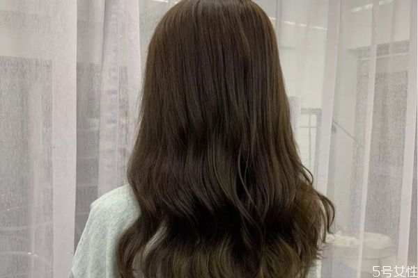 蜜茶棕色適合直發(fā)還是卷發(fā) 蜜茶棕色適合什么年齡 蜜茶棕色適合直發(fā)還是卷發(fā) 蜜茶棕色適合什么年齡