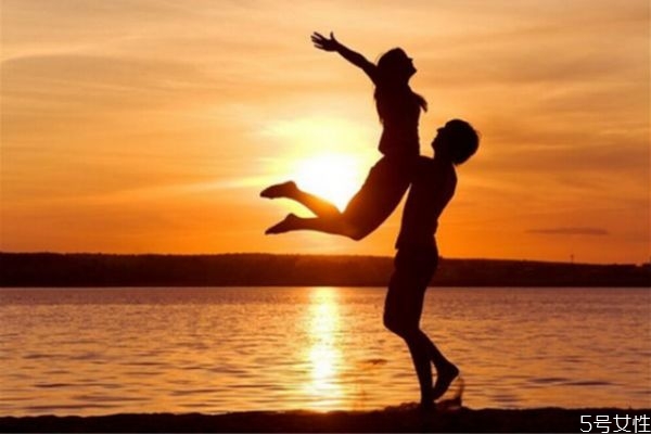 為什么男朋友不想結(jié)婚 男人婚前焦慮是因?yàn)槭裁?>
<strong>為什么男朋友不想結(jié)婚 男人婚前焦慮是因?yàn)槭裁?/strong>
</a>
<p>如果你們兩的感情已經(jīng)很深了，在你想要穩(wěn)定下來的時(shí)候，你的男朋友卻不想結(jié)婚，首先要問清楚原因，再?zèng)Q定你們的這段愛情是否該堅(jiān)持下去。</p>
</li>
<li>
<a href=