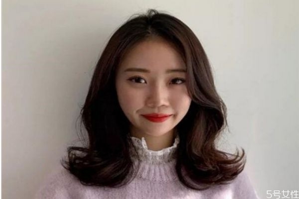 中分久了怎么恢復劉海 劉?？偸侵蟹衷趺椿謴?></p><h3>劉海中分怎么處理</h3><p>方法①：把劉海中間的部分聚攏起來，把劉海從中間分成兩份，把這兩股頭發(fā)扭在一起，從頭發(fā)跟對著發(fā)尾的位置用吹風機吹兩分鐘，吹完后把頭發(fā)散開，劉海就不會中分了。</p><p>方法②：對于硬發(fā)質(zhì)來說，如果想要留劉海，一般建議先把頭發(fā)進行軟化，然后再留劉海，劉海中分情況就能解決了。通過軟化頭發(fā)發(fā)質(zhì)會變得更加細軟，劉海也會更加自然好看。</p><p>方法③：早上起來后，頭發(fā)亂蓬蓬的，劉海也是凌亂可以用吹風機恢復劉海。在劉海的發(fā)根處加上一個小黑夾子，吹完的劉海會更加蓬松輕盈。</p><p style=