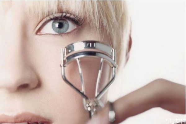 貼假睫毛和不貼的對(duì)比 種睫毛和貼假睫毛哪個(gè)好 貼假睫毛和不貼的對(duì)比 種睫毛和貼假睫毛哪個(gè)好