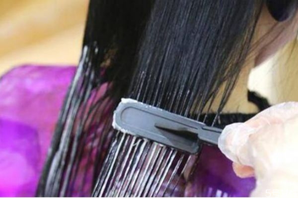 經(jīng)常染發(fā)用什么護(hù)發(fā)素好 染發(fā)后用護(hù)發(fā)素的好處 經(jīng)常染發(fā)用什么護(hù)發(fā)素好 染發(fā)后用護(hù)發(fā)素的好處