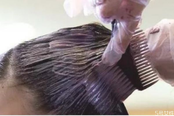 經(jīng)常染發(fā)用什么護(hù)發(fā)素好 染發(fā)后用護(hù)發(fā)素的好處 經(jīng)常染發(fā)用什么護(hù)發(fā)素好 染發(fā)后用護(hù)發(fā)素的好處