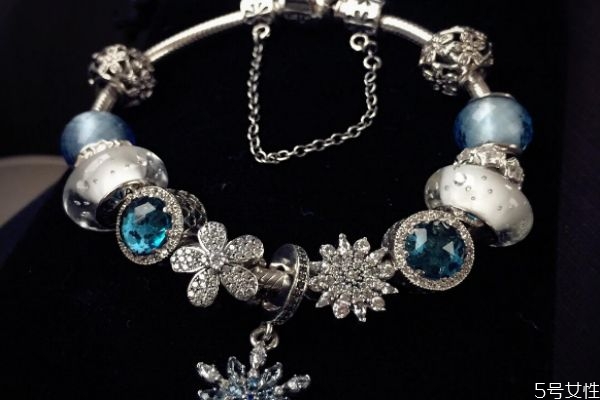 潘多拉藍(lán)色手鏈的寓意是什么 潘多拉藍(lán)色手鏈寓意 潘多拉藍(lán)色手鏈的寓意是什么 潘多拉藍(lán)色手鏈寓意