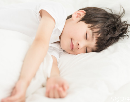 如何訓(xùn)練寶寶按時排便 孩子長期便秘怎么辦