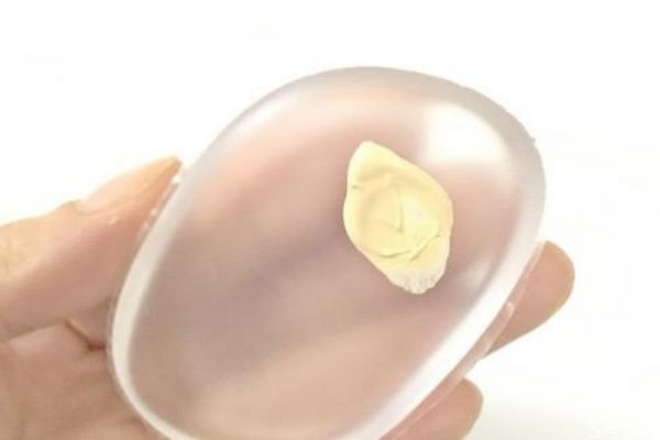 硅膠粉撲發(fā)黃了還能不能用 硅膠粉撲的缺點 硅膠粉撲發(fā)黃了還能不能用 硅膠粉撲的缺點