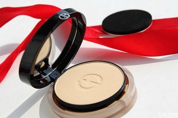 粉餅上有一層油怎么辦 粉餅用久了上面有油脂怎么去除 粉餅上有一層油怎么辦 粉餅用久了上面有油脂怎么去除