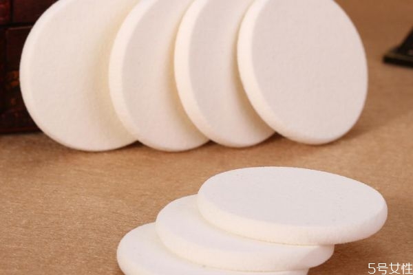 粉撲是用絨面還是海綿 粉撲是按壓還是擦 粉撲是用絨面還是海綿 粉撲是按壓還是擦