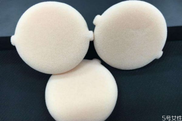 粉撲是用絨面還是海綿 粉撲是按壓還是擦 粉撲是用絨面還是海綿 粉撲是按壓還是擦