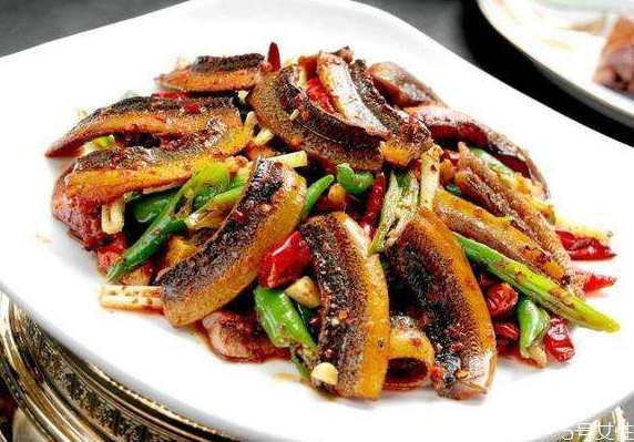 為什么黃鱔的頭不能吃 黃鱔的尾巴可以吃嗎 為什么黃鱔的頭不能吃 黃鱔的尾巴可以吃嗎