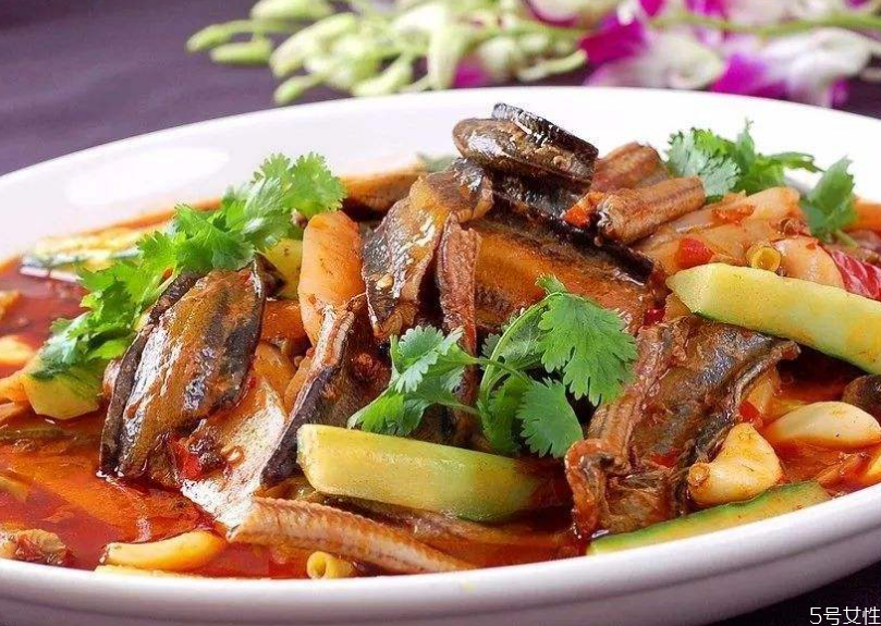 為什么黃鱔的頭不能吃 黃鱔的尾巴可以吃嗎 為什么黃鱔的頭不能吃 黃鱔的尾巴可以吃嗎