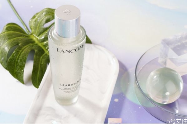 蘭蔻極光水和雅詩(shī)蘭黛櫻花微精華哪個(gè)好用 根據(jù)膚質(zhì)選擇 蘭蔻極光水和雅詩(shī)蘭黛櫻花微精華哪個(gè)好用 根據(jù)膚質(zhì)選擇