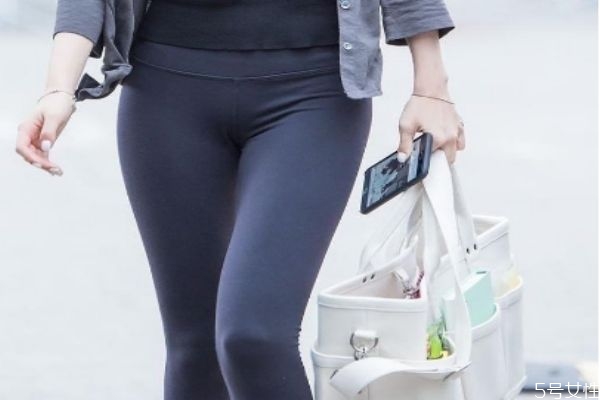 瑜伽褲尷尬線是什么 ?穿了瑜伽褲還要穿內(nèi)褲嗎 瑜伽褲尷尬線是什么 ?穿了瑜伽褲還要穿內(nèi)褲嗎