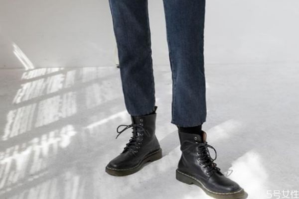 馬丁靴穿變形了怎么辦 馬丁靴怎么穿不會(huì)皺
