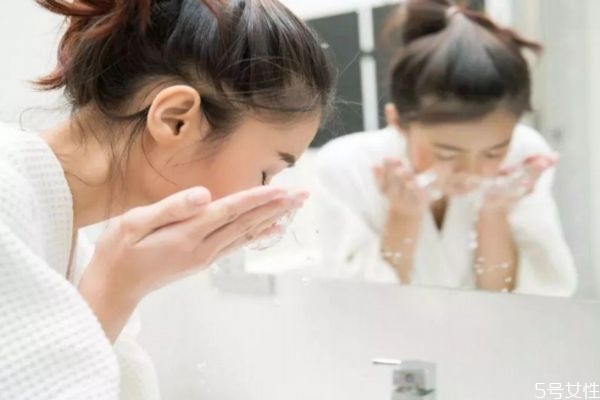 不用洗面奶洗臉會(huì)長痘嗎 不用洗面奶洗臉好嗎